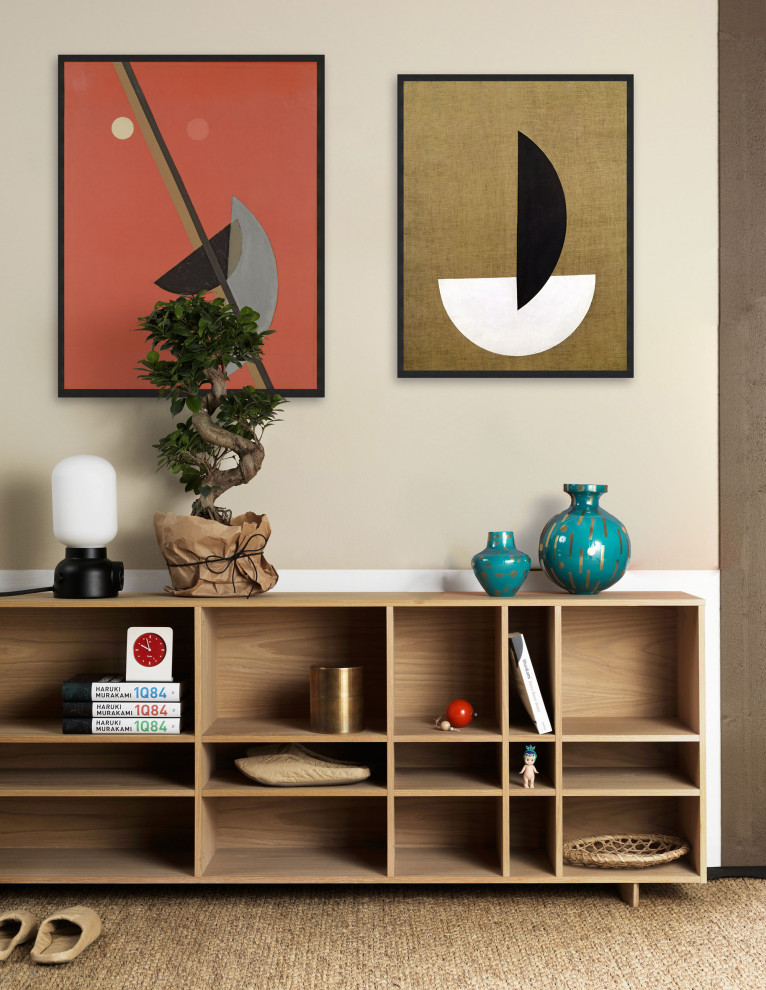 Foto på ett minimalistiskt vardagsrum, med beige väggar, ljust trägolv och brunt golv