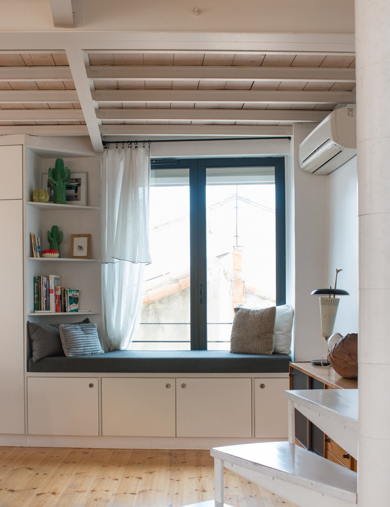 Источник вдохновения для домашнего уюта: открытая гостиная комната в скандинавском стиле с белыми стенами и светлым паркетным полом