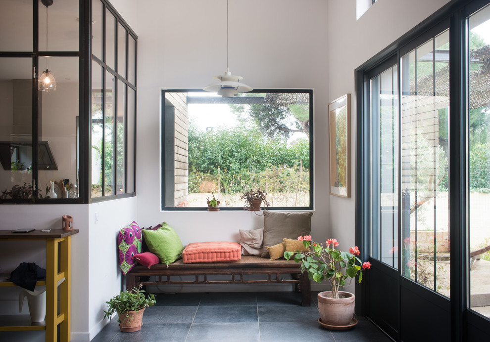Идея дизайна: маленькая гостиная комната в стиле лофт для на участке и в саду
