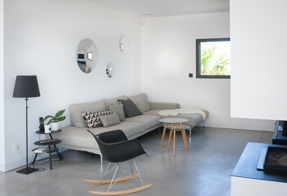 Trendy living room photo in Montpellier