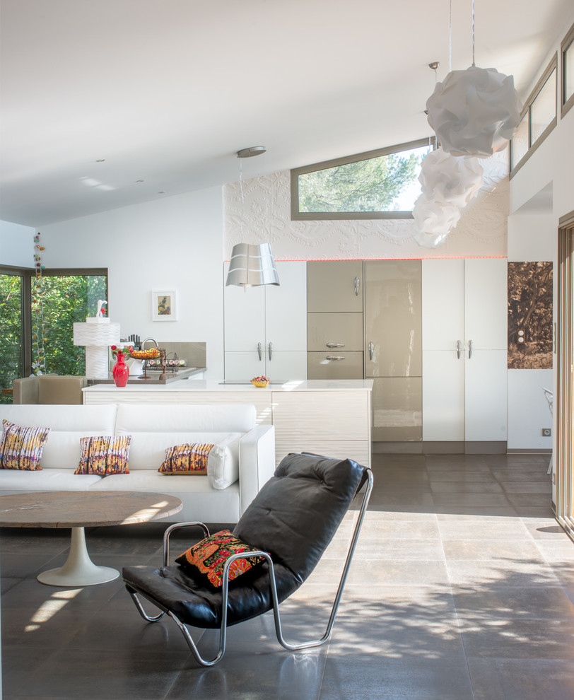 Großes, Fernseherloses, Offenes Modernes Wohnzimmer ohne Kamin mit weißer Wandfarbe und Keramikboden in Montpellier