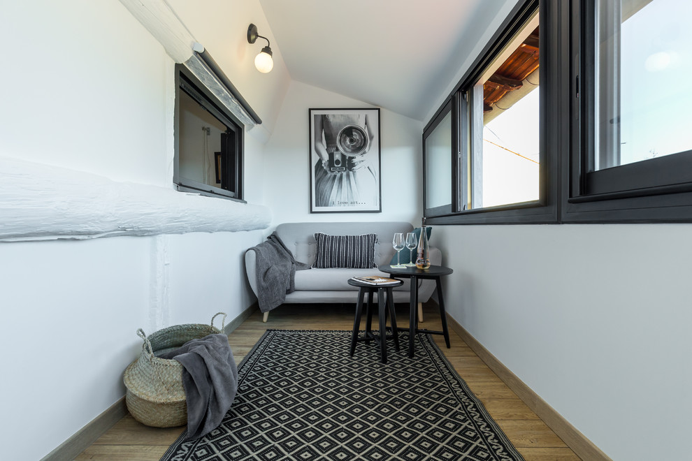 Пример оригинального дизайна: гостиная комната среднего размера в стиле фьюжн с белыми стенами и паркетным полом среднего тона без камина, телевизора