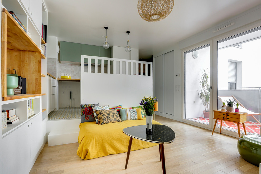 Foto de salón abierto escandinavo de tamaño medio con paredes verdes y suelo de madera clara
