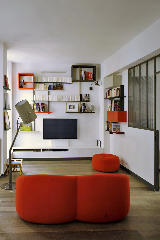 Свежая идея для дизайна: парадная, изолированная гостиная комната среднего размера в стиле фьюжн с белыми стенами, паркетным полом среднего тона и телевизором на стене без камина - отличное фото интерьера