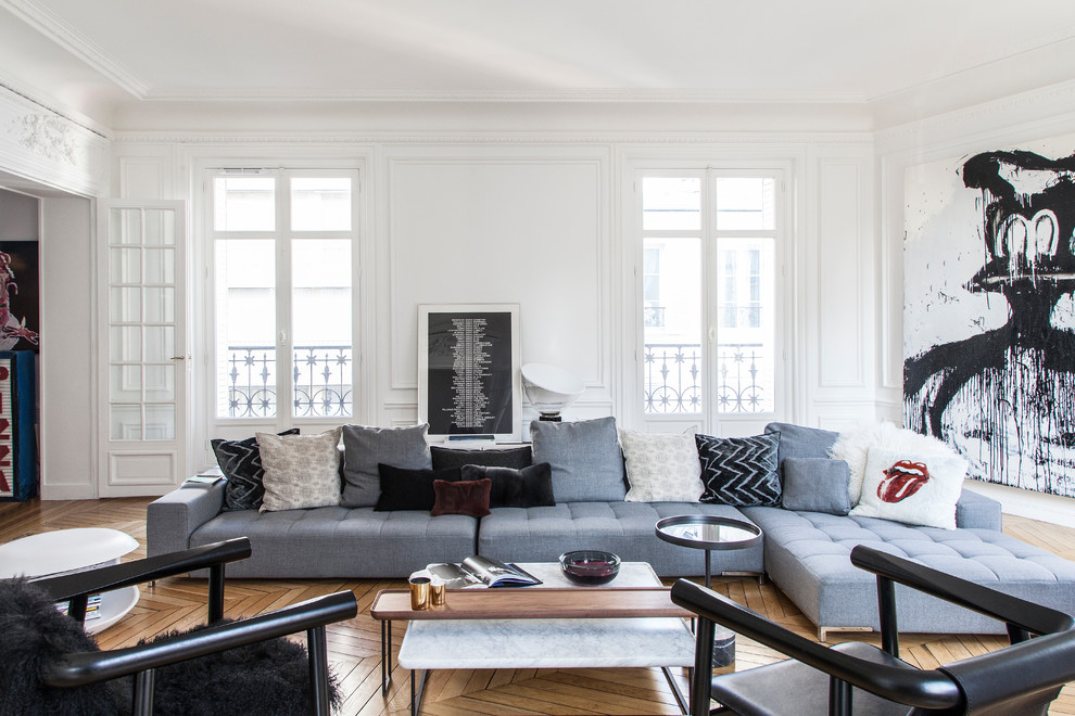 Repräsentatives, Fernseherloses, Abgetrenntes Modernes Wohnzimmer ohne Kamin mit weißer Wandfarbe und hellem Holzboden in Paris