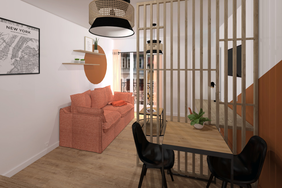 Idée de décoration pour un petit salon design ouvert avec un mur orange, parquet clair, aucune cheminée, un téléviseur indépendant et un sol marron.