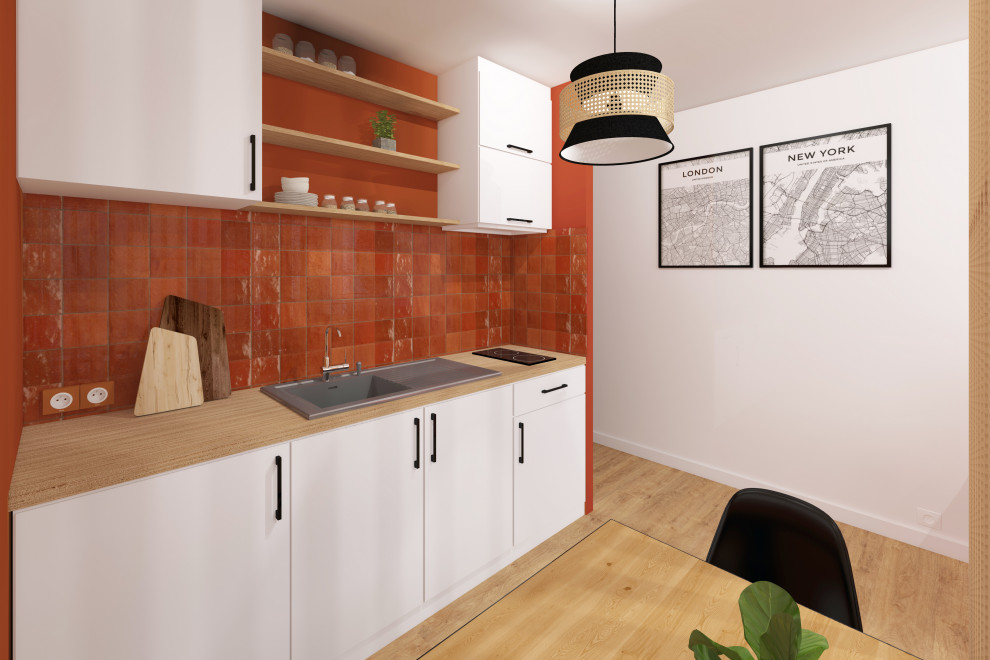 Свежая идея для дизайна: маленькая открытая гостиная комната в современном стиле с оранжевыми стенами, светлым паркетным полом, отдельно стоящим телевизором и коричневым полом без камина для на участке и в саду - отличное фото интерьера