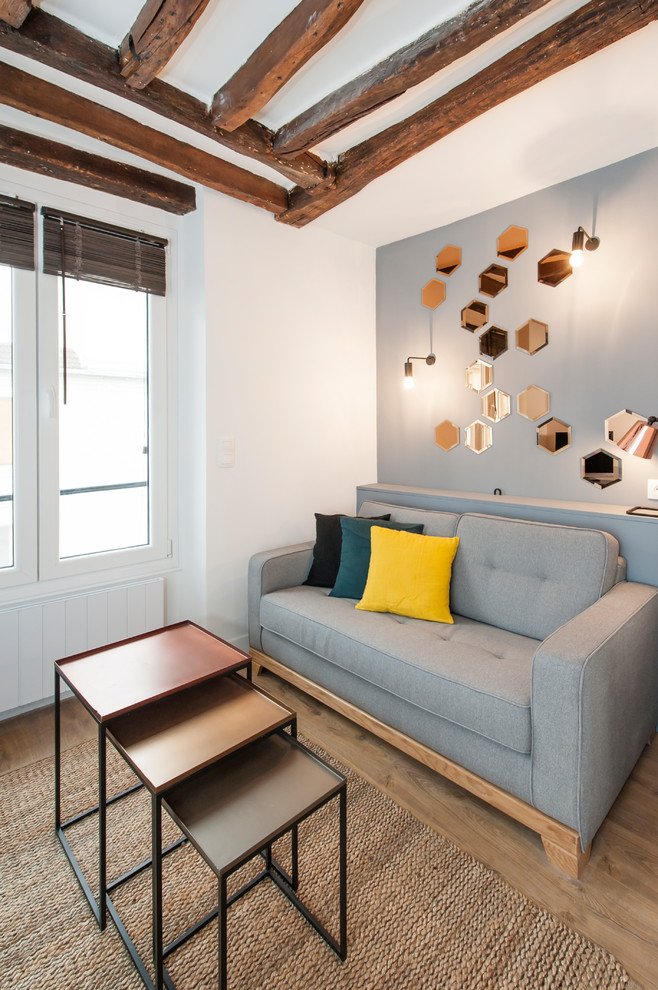 Foto di un soggiorno design di medie dimensioni e aperto con pareti bianche e pavimento in legno massello medio
