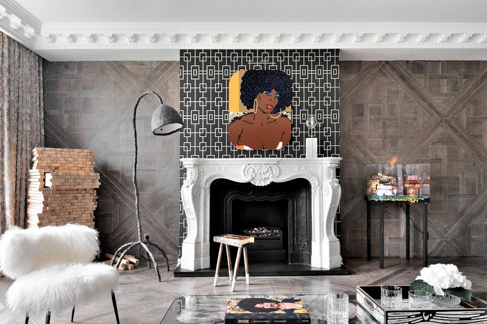 Idee per un soggiorno bohémian aperto con pareti marroni, parquet scuro, camino classico e cornice del camino in pietra