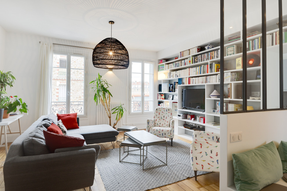 Mittelgroßes, Repräsentatives, Offenes Modernes Wohnzimmer ohne Kamin mit weißer Wandfarbe, Multimediawand, braunem Boden und braunem Holzboden in Paris