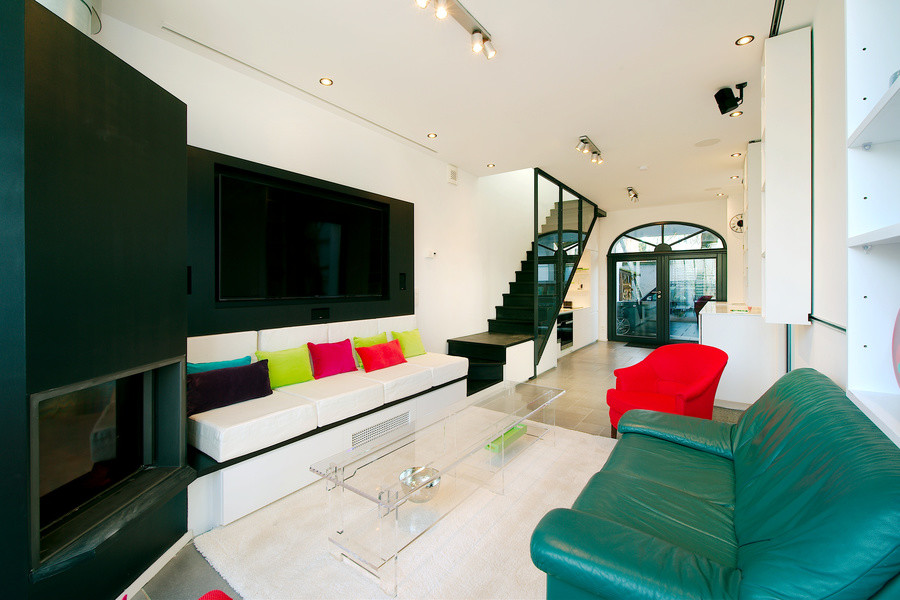 This is an example of a contemporary living room in Brussels.