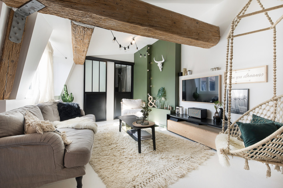 Cette image montre un salon design avec un mur blanc, un téléviseur fixé au mur, un sol blanc et un plafond voûté.