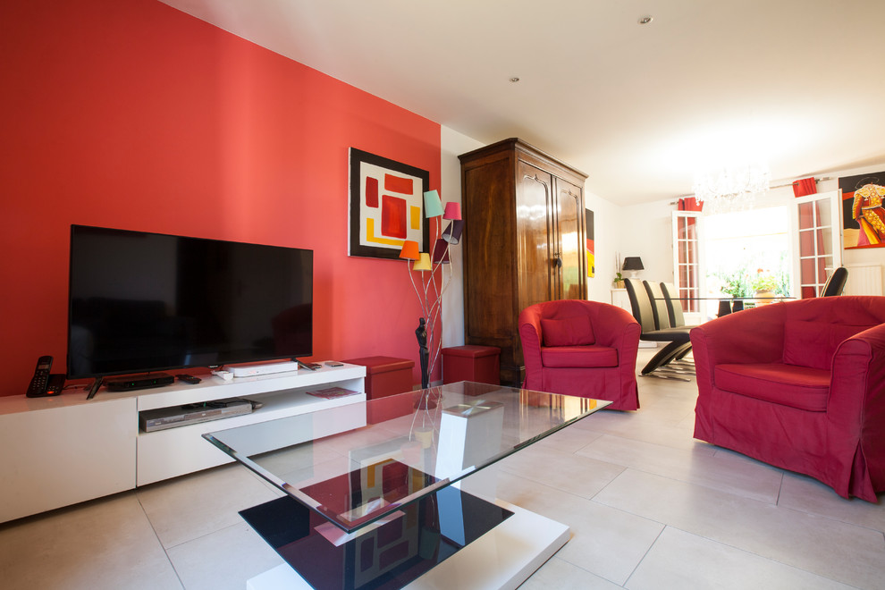 Esempio di un soggiorno contemporaneo di medie dimensioni e aperto con pareti rosse, pavimento con piastrelle in ceramica, nessun camino, TV autoportante e pavimento beige