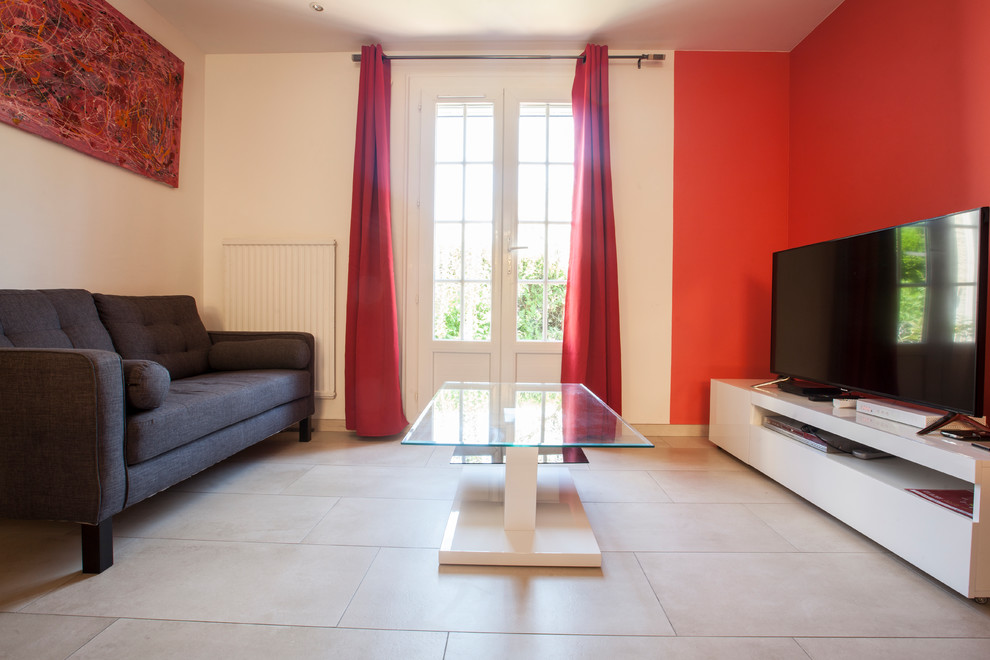 Foto di un soggiorno design di medie dimensioni e aperto con pareti rosse, pavimento con piastrelle in ceramica, nessun camino, TV autoportante e pavimento beige