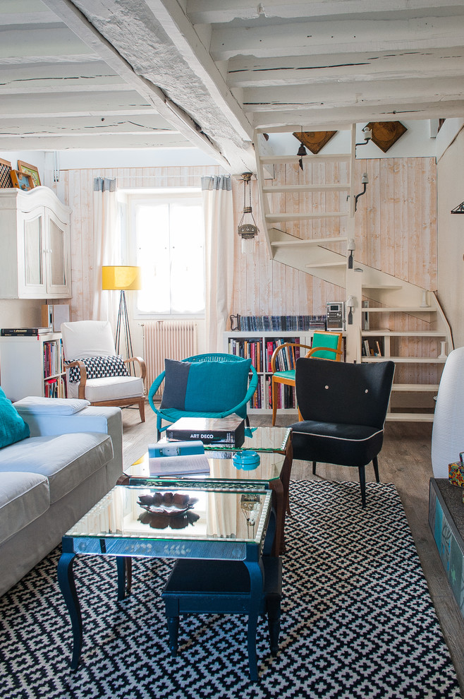 Mittelgroßes, Fernseherloses Stilmix Wohnzimmer ohne Kamin mit beiger Wandfarbe und braunem Holzboden in Paris