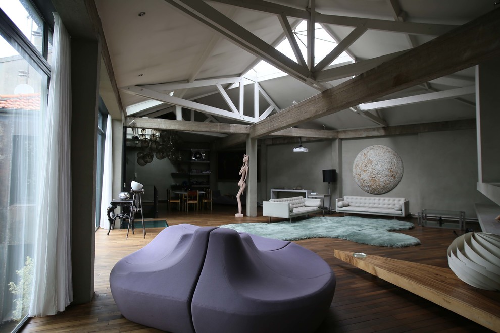 Foto di un soggiorno industriale con pavimento in legno massello medio