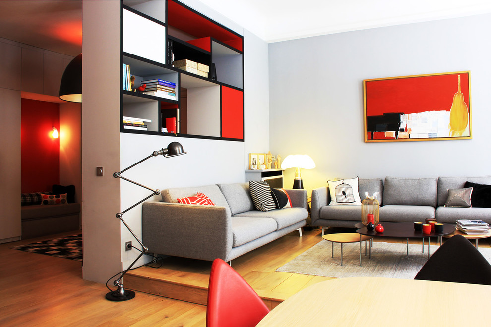 Idee per un soggiorno minimal di medie dimensioni e aperto con sala formale, pareti grigie, parquet chiaro, nessuna TV e pavimento marrone