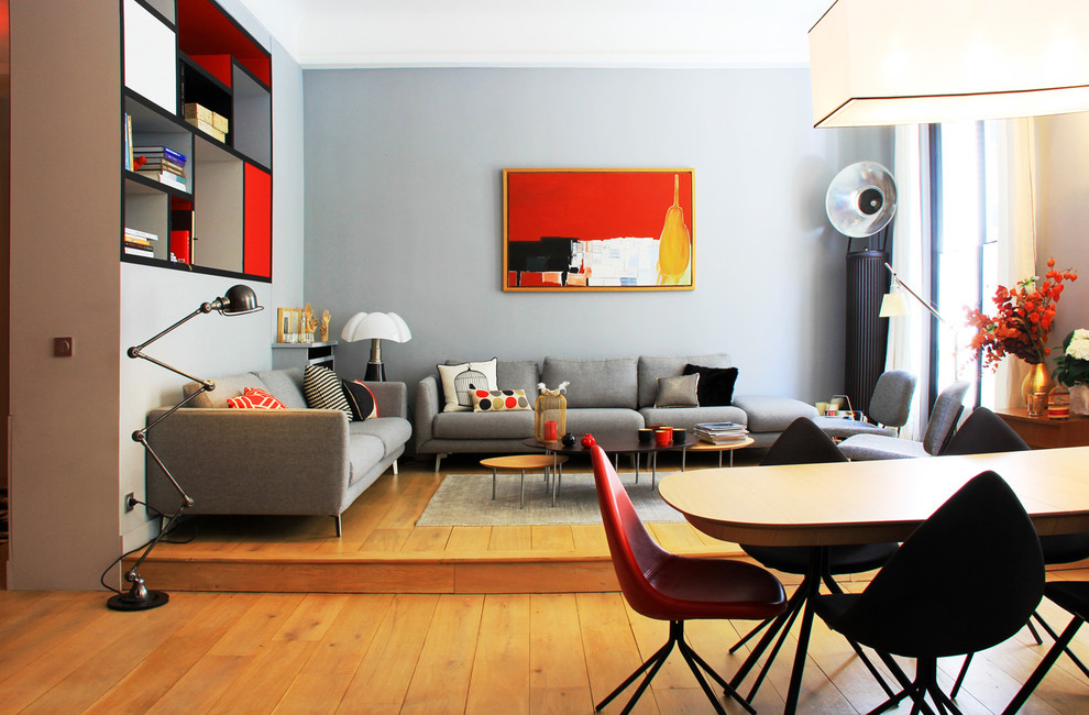 На фото: парадная, открытая гостиная комната среднего размера в современном стиле с серыми стенами, светлым паркетным полом и коричневым полом без телевизора