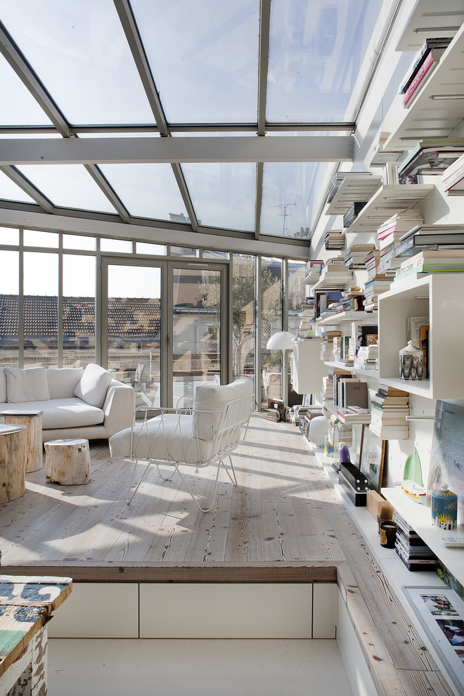 Mittelgroße, Offene, Fernseherlose Moderne Bibliothek ohne Kamin mit weißer Wandfarbe und hellem Holzboden in Paris