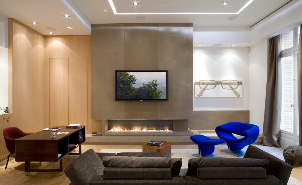 Modern inredning av ett stort separat vardagsrum, med ett finrum, vita väggar, ljust trägolv, en bred öppen spis och en väggmonterad TV