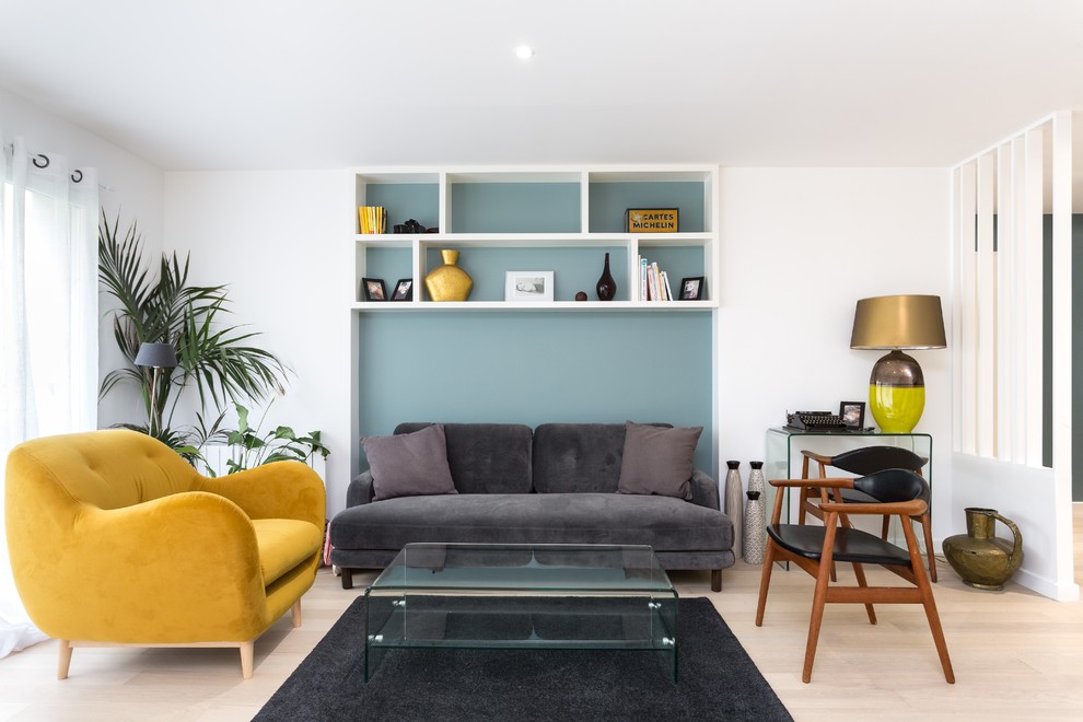 Immagine di un soggiorno scandinavo di medie dimensioni e aperto con parquet chiaro, sala formale, pareti bianche e pavimento beige