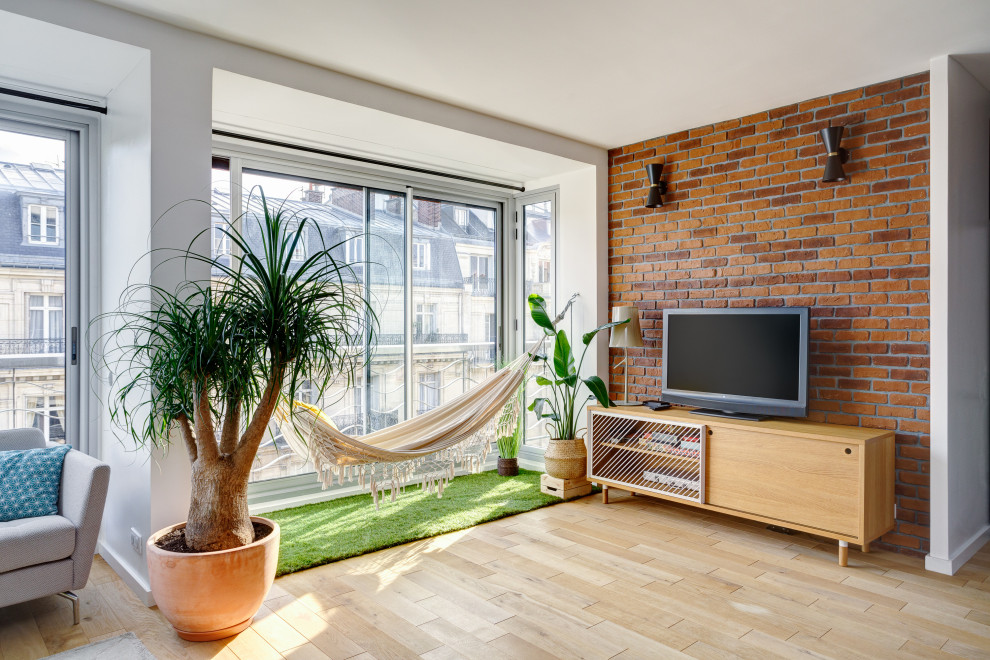 Immagine di un grande soggiorno minimalista aperto con pareti grigie, parquet chiaro, nessun camino, TV autoportante e pavimento beige