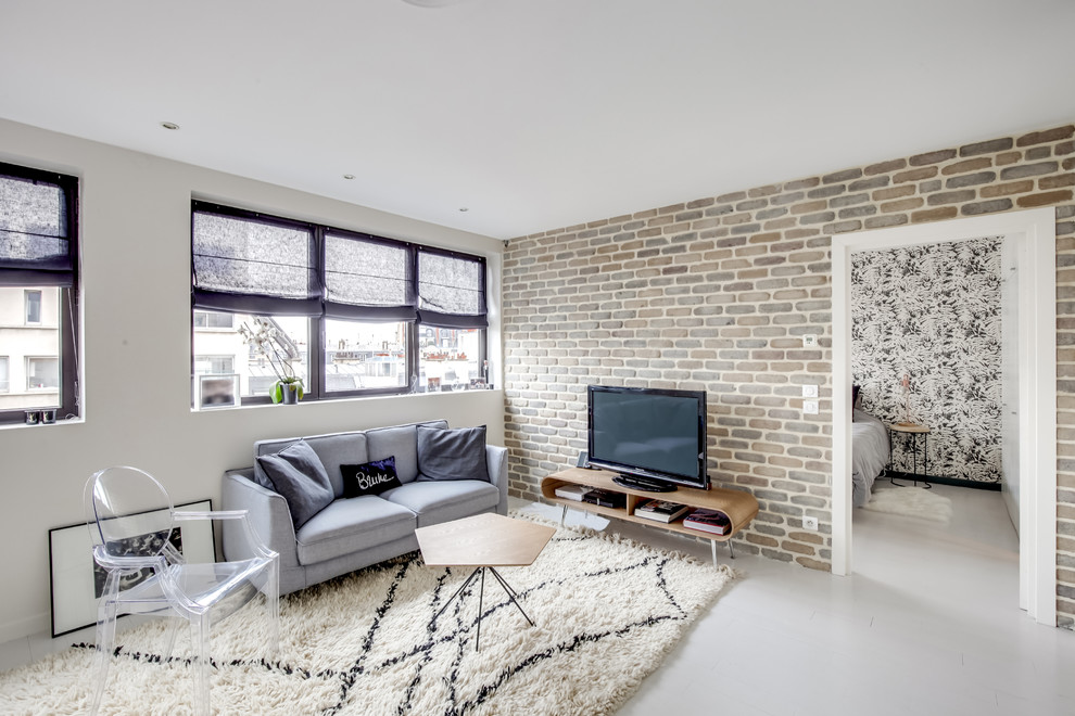 Mittelgroßes, Offenes Industrial Wohnzimmer mit Hausbar, weißer Wandfarbe, gebeiztem Holzboden, freistehendem TV und weißem Boden in Paris