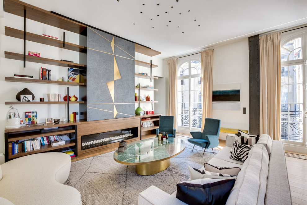 Fernseherlose, Offene Moderne Bibliothek mit weißer Wandfarbe, hellem Holzboden, Gaskamin und Kaminumrandung aus Holz in Paris