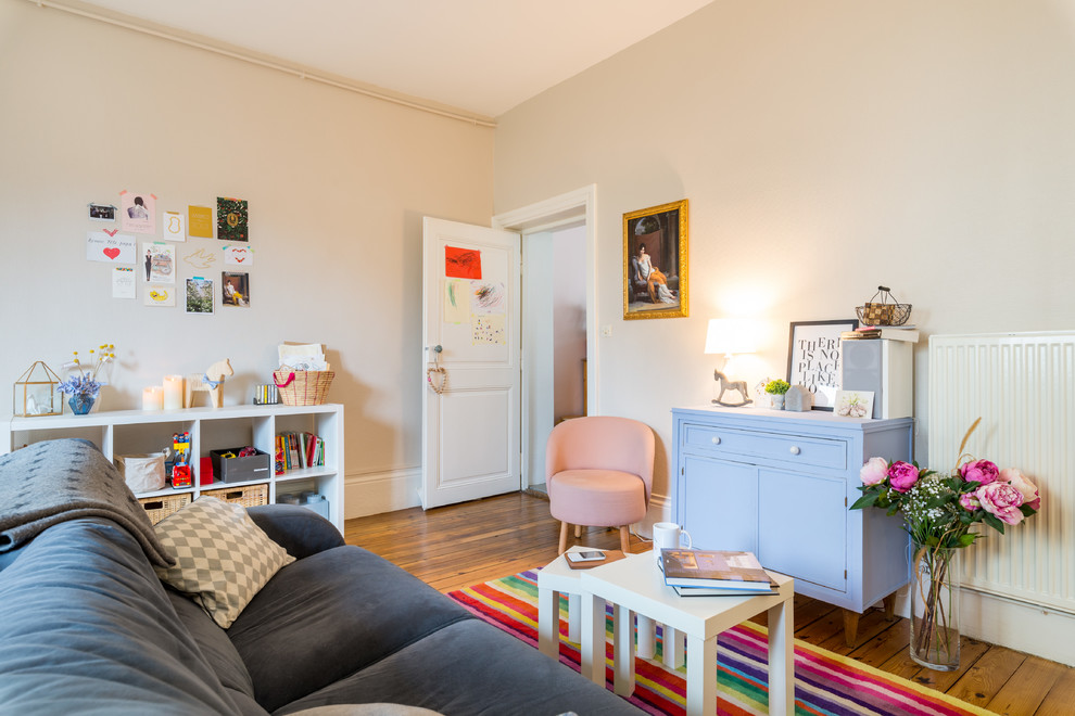 Danish living room photo in Lyon