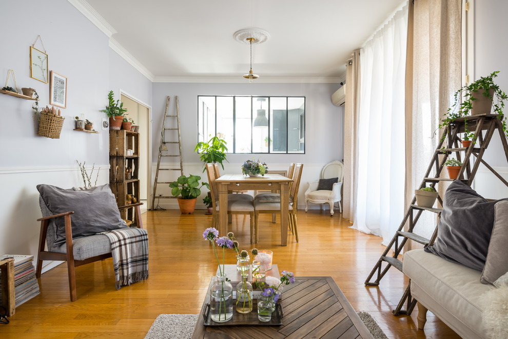 Mittelgroßes, Fernseherloses, Offenes Skandinavisches Wohnzimmer ohne Kamin mit grauer Wandfarbe und braunem Holzboden in Lyon