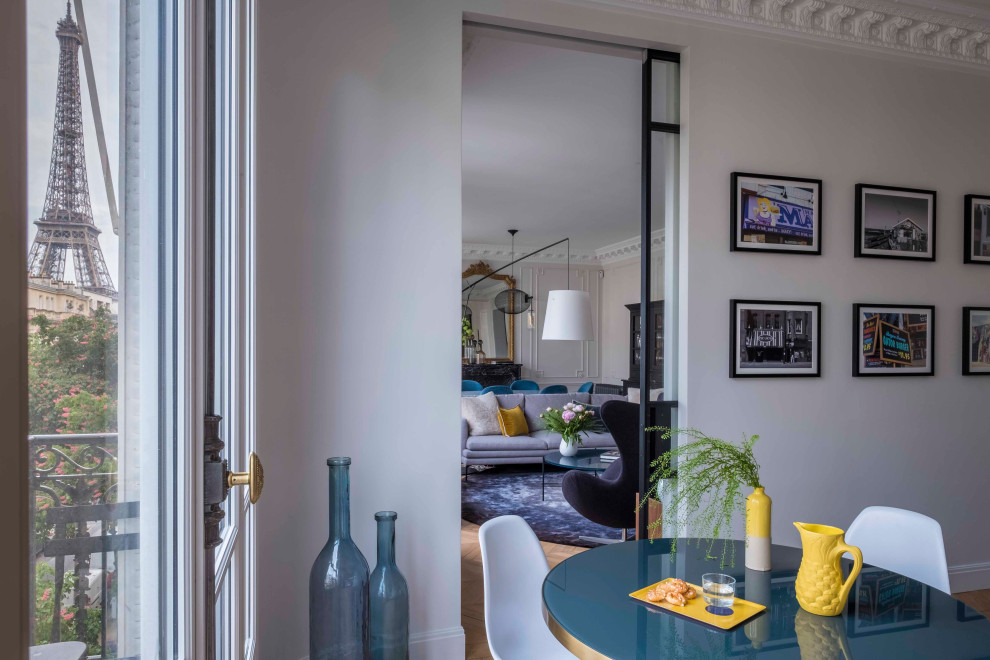 Exemple d'un grand salon chic ouvert avec un mur blanc, parquet clair, un téléviseur indépendant et un sol beige.