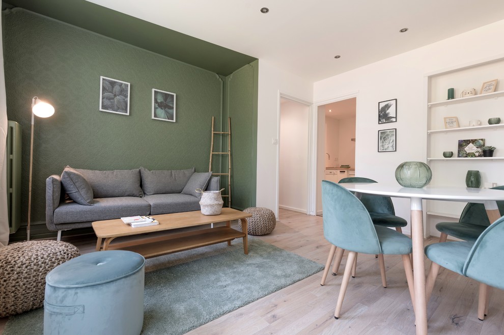 Idee per un soggiorno contemporaneo di medie dimensioni con pareti verdi e parquet chiaro