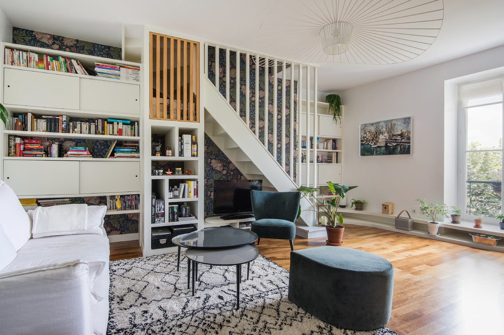Foto di un soggiorno design di medie dimensioni e aperto con sala formale, pareti bianche, pavimento in legno massello medio e pavimento beige