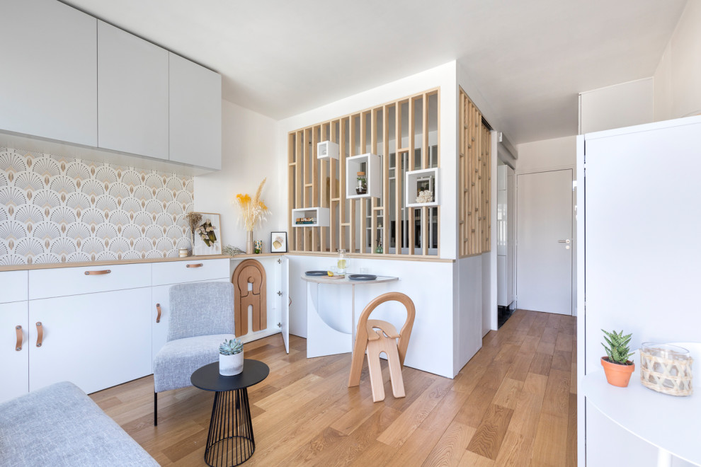Kleines, Offenes Modernes Wohnzimmer mit weißer Wandfarbe und Sperrholzboden in Paris