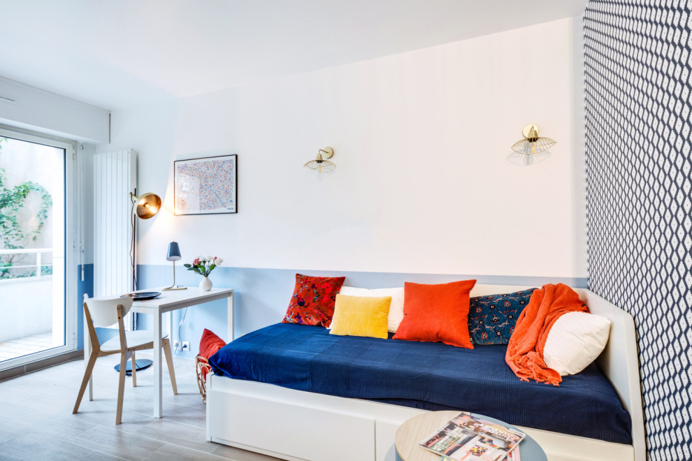 Modelo de salón abierto escandinavo pequeño con paredes azules, suelo de baldosas de cerámica, televisor independiente y suelo beige