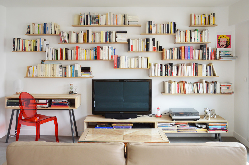 Immagine di un piccolo soggiorno contemporaneo chiuso con pareti bianche, pavimento in cemento, TV autoportante e libreria