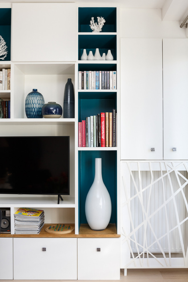 Свежая идея для дизайна: изолированная гостиная комната среднего размера в современном стиле с с книжными шкафами и полками, белыми стенами, светлым паркетным полом, отдельно стоящим телевизором и коричневым полом без камина - отличное фото интерьера