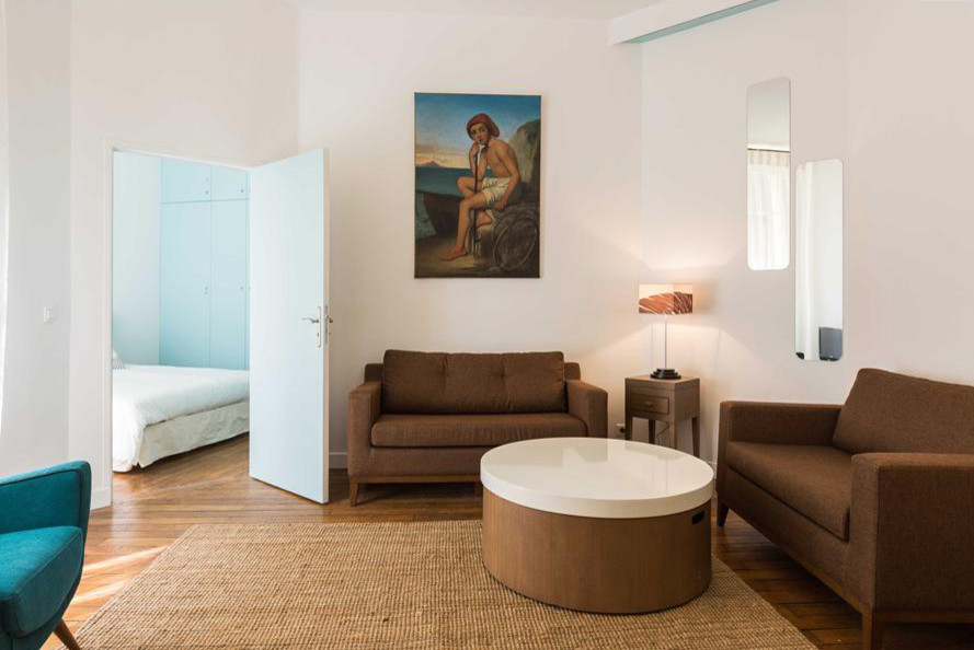 Imagen de salón abierto nórdico de tamaño medio sin chimenea y televisor con paredes blancas, suelo de madera clara y suelo marrón