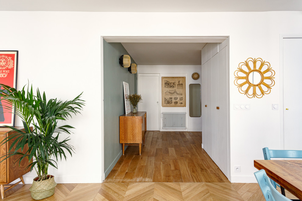 Inspiration pour un salon minimaliste de taille moyenne et ouvert avec un mur vert, parquet clair, aucune cheminée, aucun téléviseur et un sol beige.