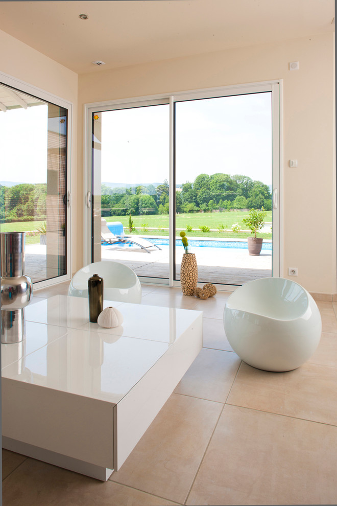 Foto di un soggiorno design di medie dimensioni e aperto con pareti beige e pavimento con piastrelle in ceramica
