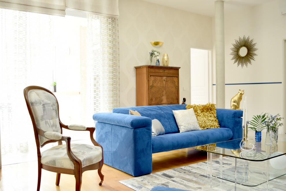 Idee per un soggiorno tradizionale di medie dimensioni con pavimento in legno massello medio e pavimento beige