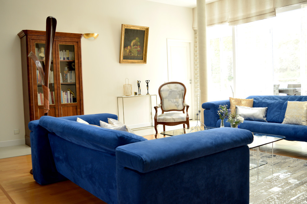 Modelo de salón clásico renovado de tamaño medio con suelo de madera en tonos medios y suelo beige