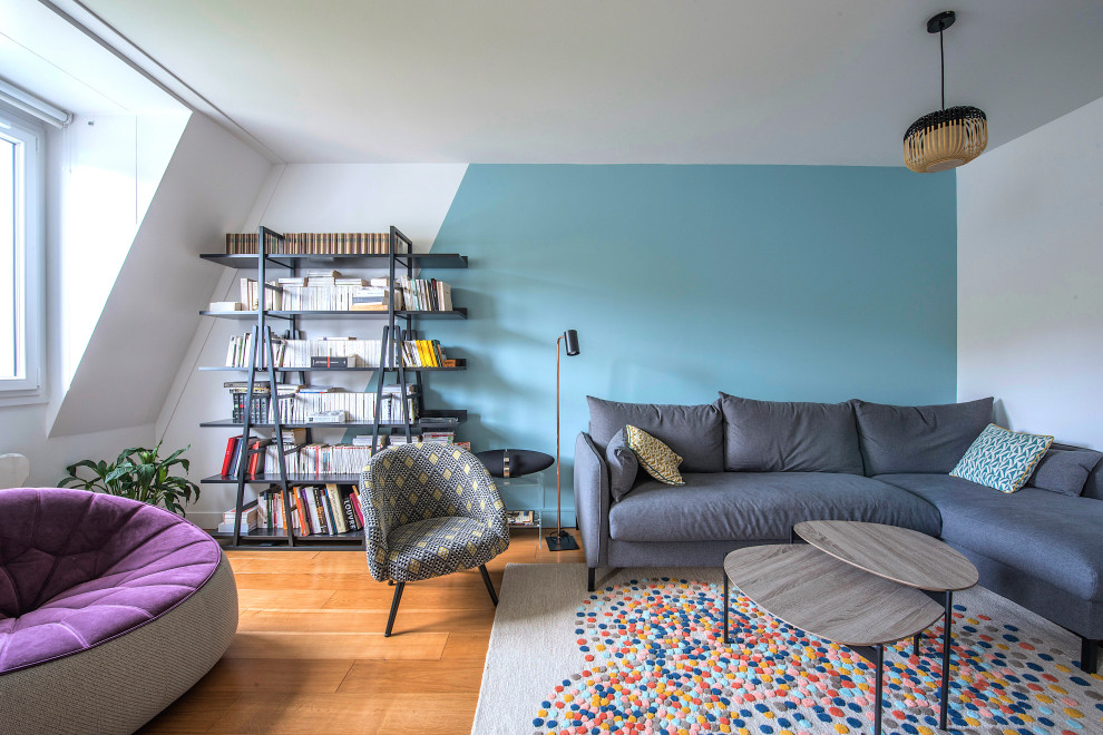 Cette photo montre un salon tendance de taille moyenne et ouvert avec un mur bleu.