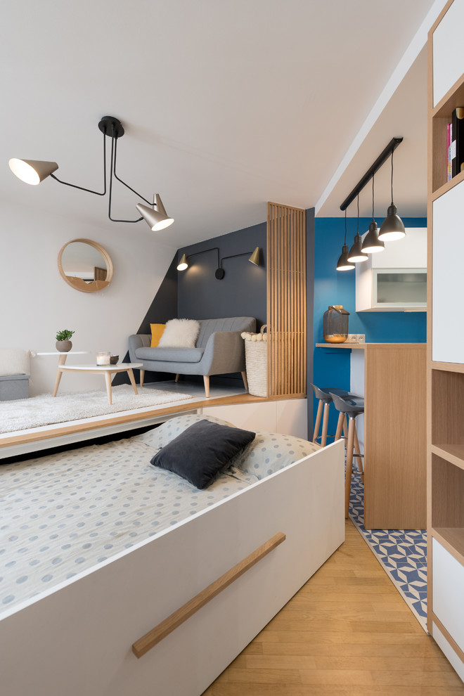 Idee per un soggiorno minimal aperto con pareti bianche, pavimento in legno massello medio e pavimento marrone