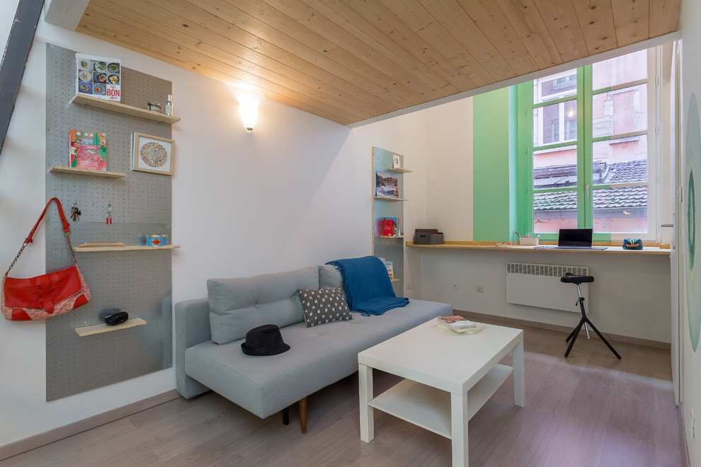 Idee per un piccolo soggiorno nordico con libreria e pareti verdi