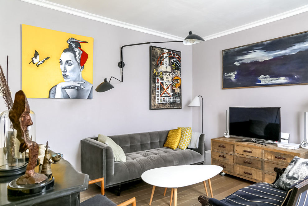 Пример оригинального дизайна: открытая гостиная комната среднего размера в стиле фьюжн с светлым паркетным полом и отдельно стоящим телевизором