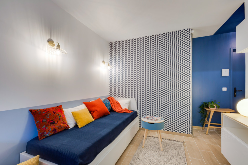 Inspiration pour un petit salon ouvert avec un mur bleu, parquet clair et un téléviseur indépendant.