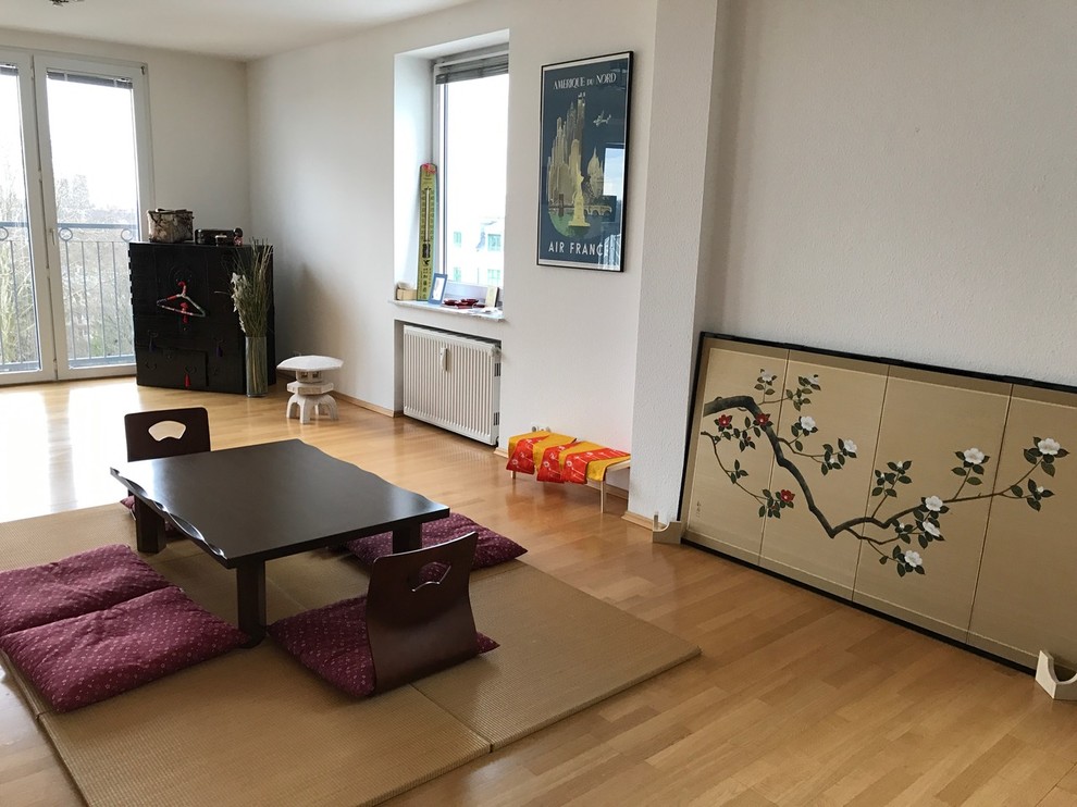Imagen de salón abierto de estilo zen de tamaño medio sin chimenea y televisor con tatami, suelo marrón y paredes blancas