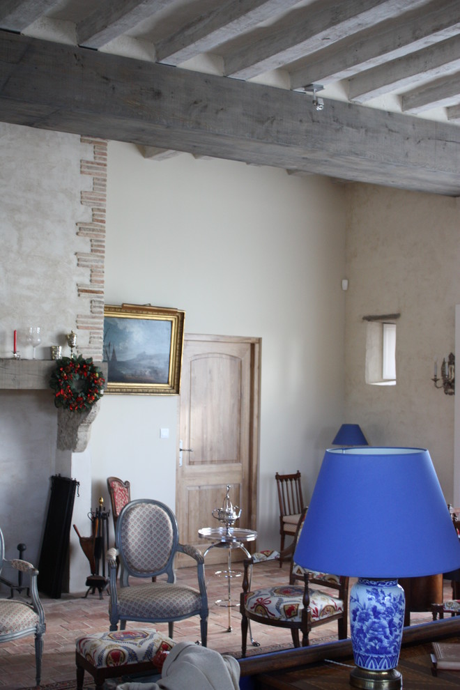 На фото: гостиная комната в стиле кантри с фасадом камина из камня