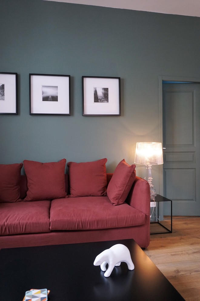 トゥールーズにある低価格の中くらいなトランジショナルスタイルのおしゃれなLDK (緑の壁、淡色無垢フローリング、据え置き型テレビ) の写真